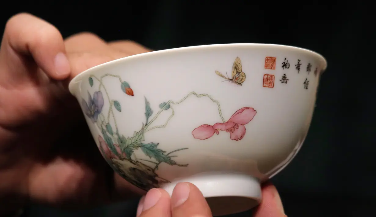 Wujud mangkuk falangcai dari Dinasti Qing ditunjukkan selama pratinjau media di rumah lelang Sotheby's, Hong Kong, Kamis (30/8). Mangkuk tersebut diprediksi bisa terjual hingga USD 25,6 juta atau sekitar Rp 377 miliar. (AP Photo/Kin Cheung)