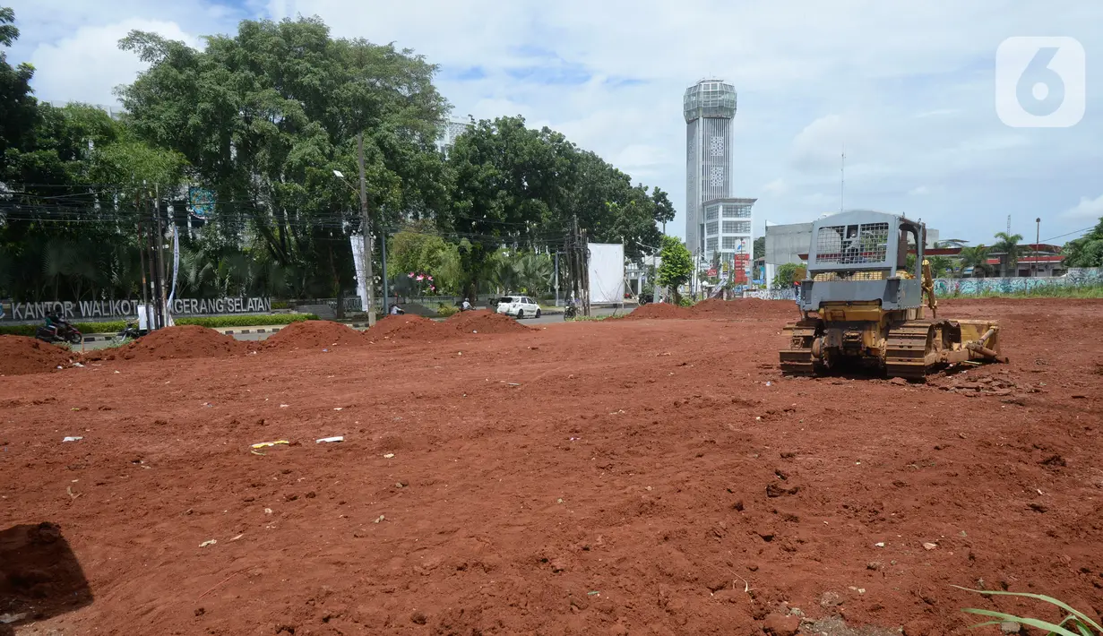 Pekerja mengunakan alat berat meratakan tanah untuk pelebaran jalan dan pembuatan alun-alun di depan Kantor Wali Kota Tangerang Selatan, Banten, Senin (30/11/2020). Pemkot Tangsel rencananya akan membangun alun-alun seluas 20 hektare untuk bisa nampung kegiatan warga. (merdeka.com/Dwi Narwoko)