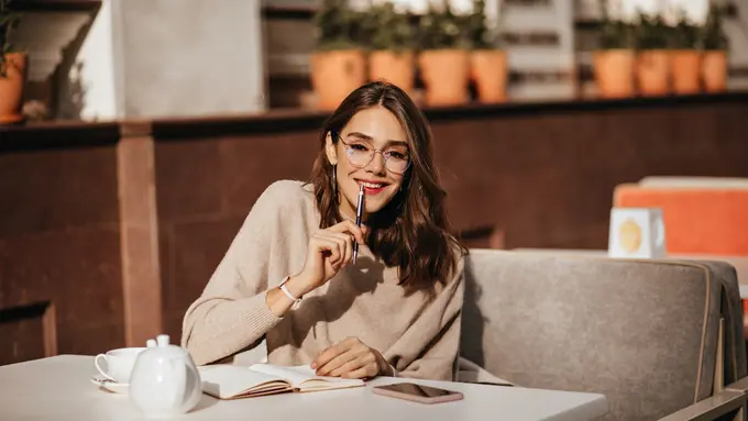 wanita desember cerdas karismatik