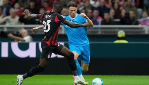 Fikayo Tomori (kiri) mengadang Scott McTominay di laga AC Milan vs Napoli, Senin (29/9/2025) (AP Photo/Luca Bruno)