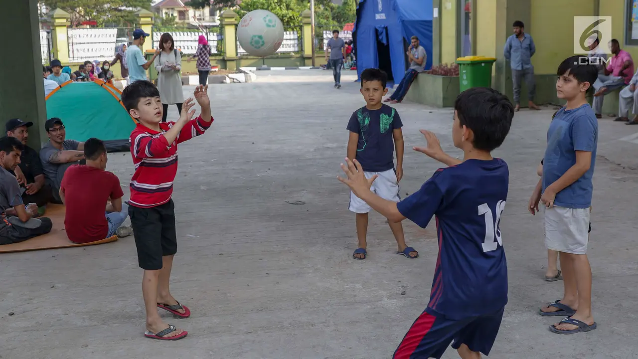 Keceriaan Anak-Anak Pencari Suaka Bermain Bola