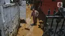 Pada Rabu (5/3/2025) siang, sisa banjir berupa lumpur pekat masih menggenangi lantai dasar rumah serta jalan, sementara aliran listrik masih padam. (Liputan6.com/Angga Yuniar)