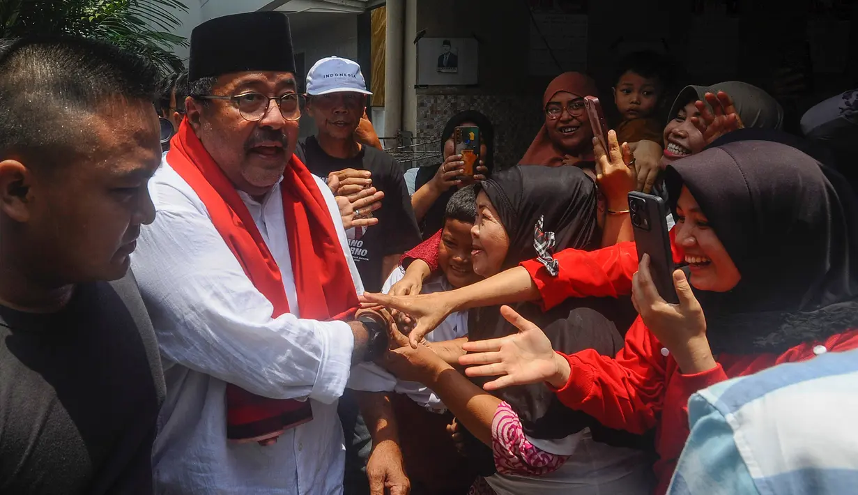 Kedatangan Rano Karno disambut warga sekitar dengan adat palang pintu. (merdeka.com/Arie Basuki)