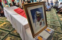 Pemakaman Sudomo diiringi isak tangis keluarga