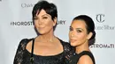 Kris Jenner sendiri pergi ke Ohio untuk menemani Khloe Kardashian melahirkan bersaama dengan Kim Kardashian. (In Touch Weekly)