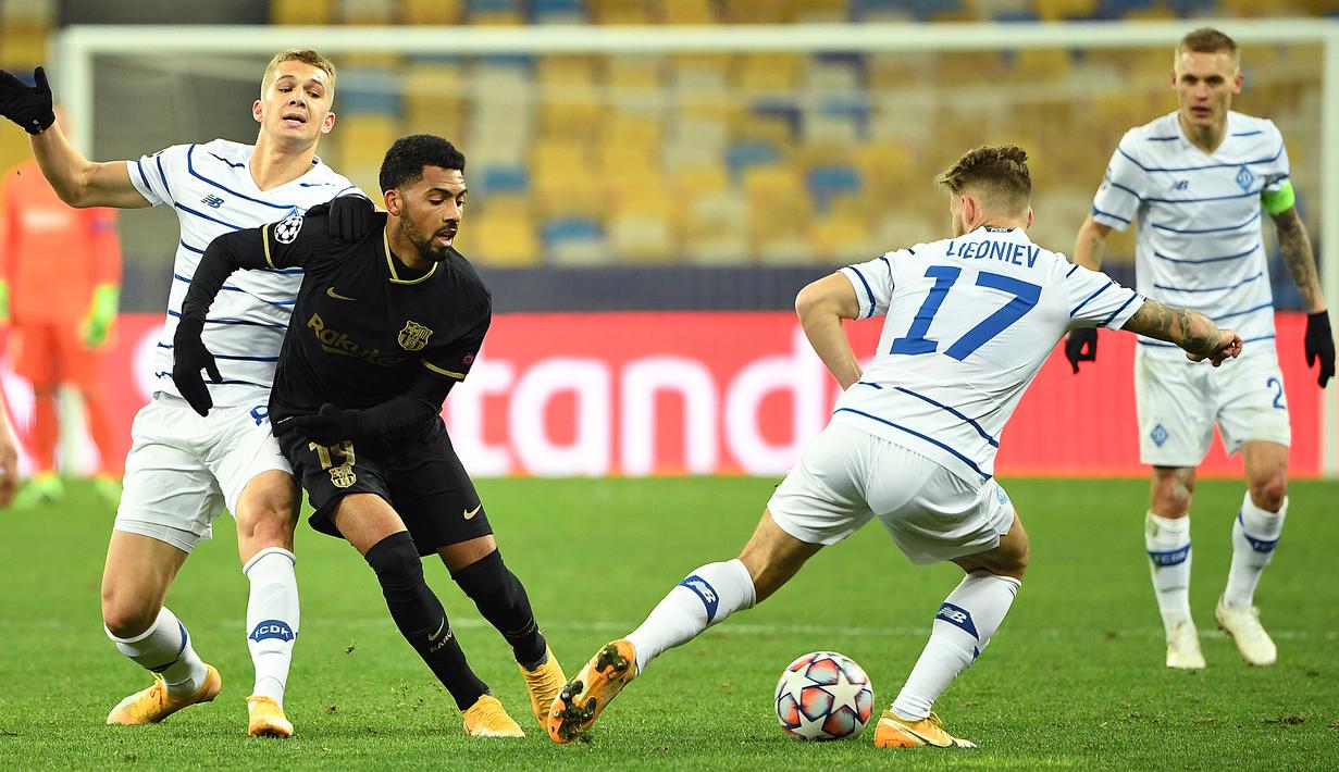 Gelandang Barcelona, Matheus Fernandes, berebut bola dengan gelandnag Dynamo Kiev, Bogdan Lednev, pada laga Liga Champions di Stadion NSK Olimpiyskiy, Rabu (25/11/2020) dini hari WIB. Barcelona menang 4-0 atas Dynamo Kiev. (AFP/Sergei Supinsky)