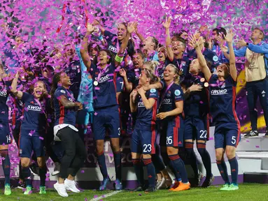 Kegembiraan pemain Lyon usai menjuarai Liga Champions Wanita di Stadion Valeriy Lobanovskiy, Kiev, Ukraina, Kamis (24/5). Lyon mengalahkan Wolfsburg dengan skor 4-1. (AP Photo/Efrem Lukatsky)