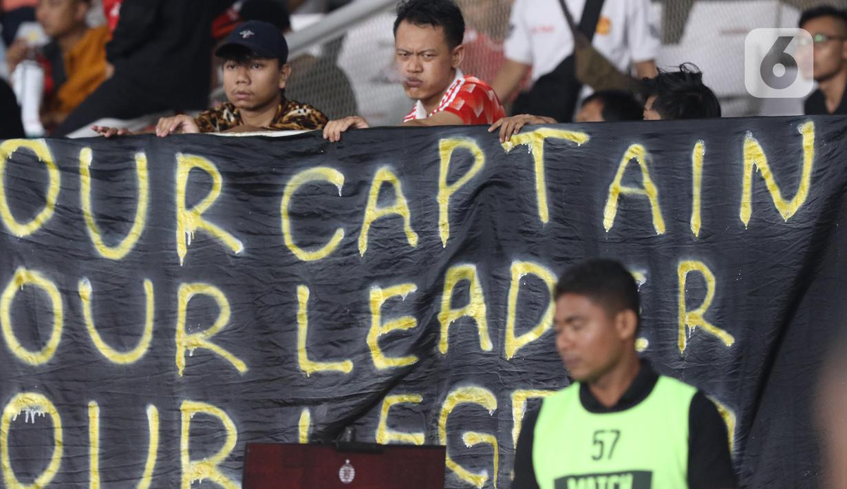 Suporter membentangkan spanduk saat menyaksikan laga perpisahan pemain Persija, Bambang Pamungkas pada Shopee Liga 1 Indonesia, SUGBK Jakarta, Selasa (17/12/2019). Laga lawan Persebaya menjadi pertandingan terakhir Bambang Pamungkas sebagai pesepakbola profesional. (Liputan6.com/Helmi Fithriansyah)