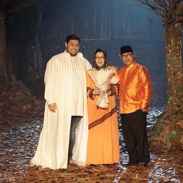 6 Momen Kebersamaan Ivan Gunawan dengan Kedua Orang Tuanya, Penuh Kehangatan