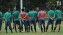 Pelatih Timnas Indonesia U-23, Luis Milla (tengah) memberi arahan jelang gim internal di Lapangan A Senayan, Jakarta, Minggu (21/1). TC pertama Timnas Indonesia U-23 di tahun 2018 diikuti 26 pemain. (Liputan6.com/Helmi Fithriansyah)