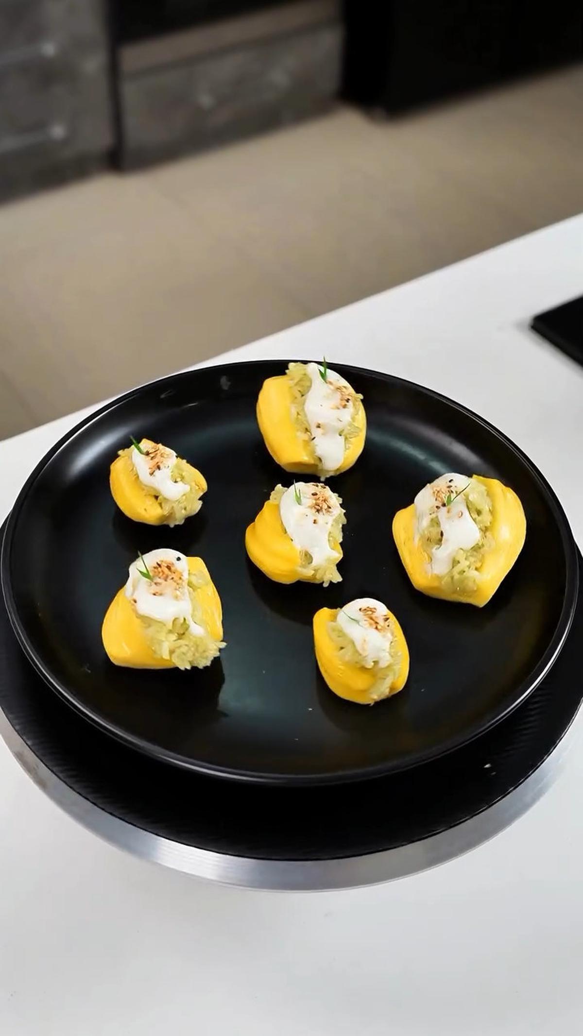 5 Potret Nicky Tirta Bikin Jackfruit Sticky Rice, Jadi Sajian untuk Buka Puasa
