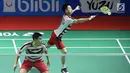 Ganda putra Indonesia, Marcus F Gideon/Kevin Sanjaya Sukomuljo mengembalikan kok ke arah M Ahsan/Hendra Setiawan di 32 besar Indonesia Open 2018, Istora GBK, Jakarta, Rabu (4/7). Kevin/Marcus unggul 21-16, 18-21, 21-10. (Liputan6.com/Helmi Fithriansyah)