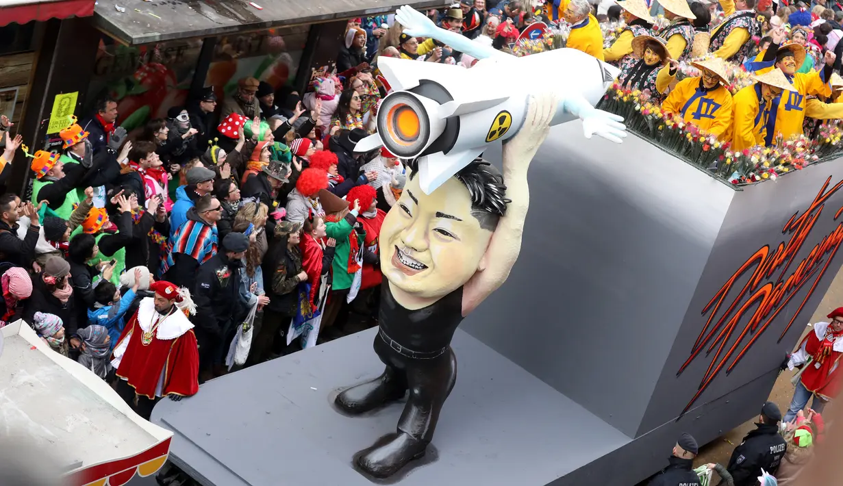 Kereta karnaval membawa karikatur pemimpin Korea Utara, Kim Jong-un memegang rudal nuklir dalam parade karnaval Rose Monday di Duesseldorf, Jerman, Senin (12/2). Rose Monday tahun ini mengambil tema parodi tokoh politik. (Rolf Vennenbernd / dpa / AFP)