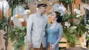 Nikita Willy dan Indra Priawan menggelar acara tedak siten untuk Baby Izz pada Minggu (20/11). Putra pertama mereka itu sekarang sudah berusia 7 bulan. Prosesi turun tanah yang merupakan salah satu tradisi Adat Jawa itu pun berlangsung mewah dan meriah dengan kehadiran keluarga besar. (Liputan6.com/IG/@thepotomoto)