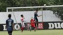 Pemain STIMED Nusa Palapa menghalau bola dengan tandukkan kepalanya saat pertandingan melawan UMM pada laga Torabika Cup 2017 di Stadion Cakrawala, Malang, Rabu (22/11/2017). UMM Imbang 2-2 dengan STIMED Nusa Palapa. (Bola.com/M Iqbal Ichsan)