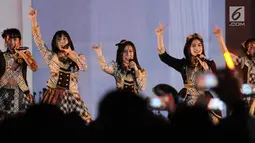 Kelompok penyanyi wanita JKT48 membawakan lagu saat pembukaan rangkaian kegiatan perayaan 60 tahun hubungan diplomatik Indonesia-Jepang. di depan area Museum Fatahillah, Jakarta, Jumat (19/1). Tiga buah lagu dibawakan. (Liputan6.com/Helmi Fithriansyah)