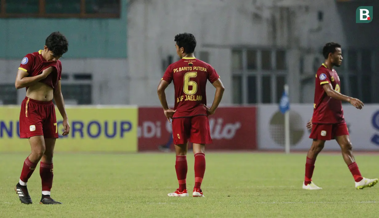 Para pemain Barito Putera tampak lesu usai ditaklukkan Persikabo 1973 dalam laga pekan ke-4 BRI Liga 1 2021/2022 di Stadion Wibawa Mukti, Cikarang, Kamis (23/9/2021). Barito Putera kalah 0-3. (Bola.com/M Iqbal Ichsan)