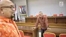 Ketua KPU RI Arief Budiman meninjau ruangan untuk pendaftaran Caleg di Gedung KPU RI, Jakarta, Selasa, (3/7). KPU RI mempersiapkan ruangan untuk pendaftaran Calon Legislatif DPR RI yang berlangsung mulai tanggal 4-17 Juli. (Liputan6.com/Faizal Fanani)