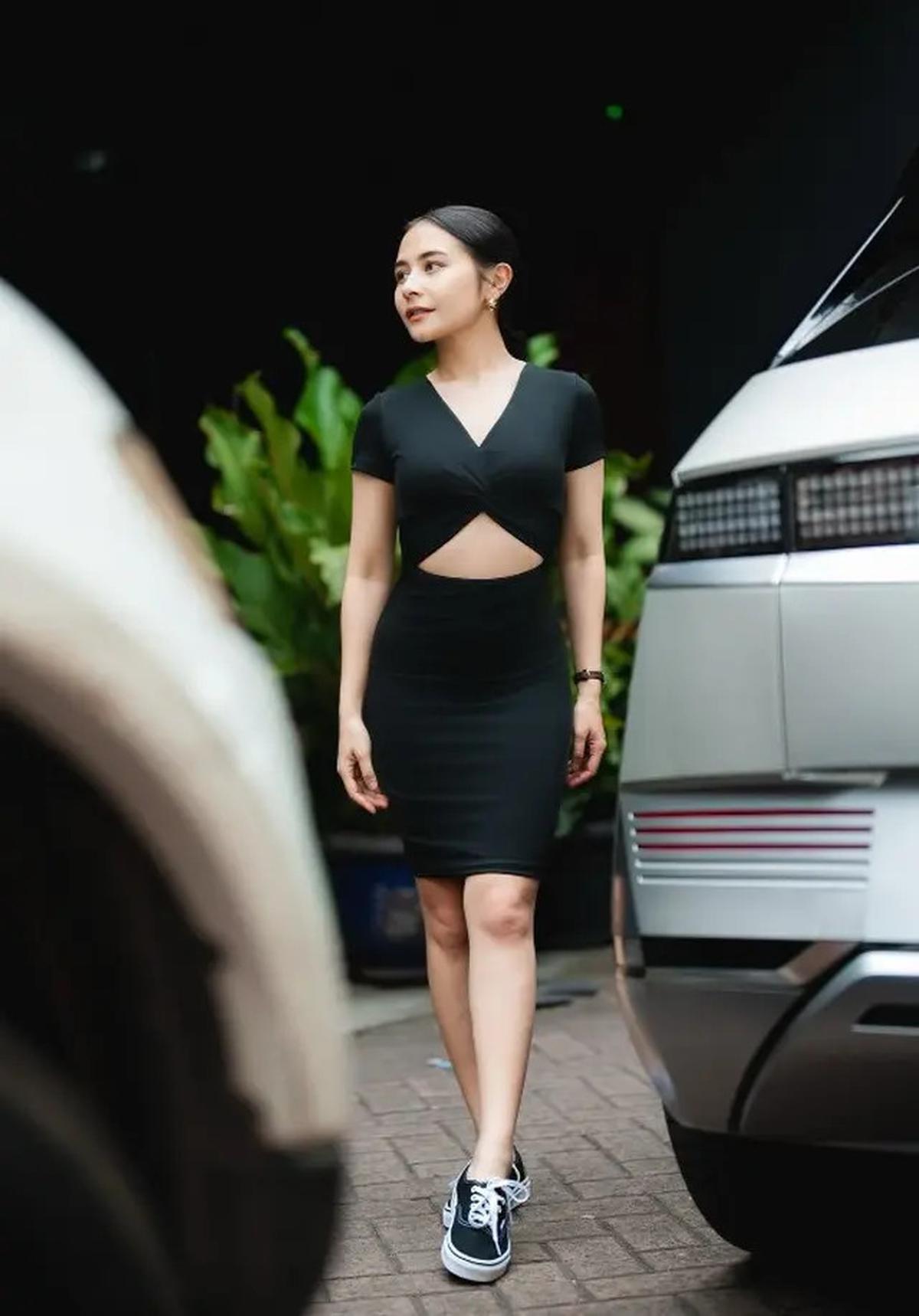Potret Prilly Latuconsina dengan Busana Hitam, Inspirasi Tampil Jenjang untuk Wanita Tinggi 150 cm-an