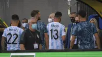 Pemain Argentina masuk kamar ganti yang membuat laga kualifikasi Piala Dunia 2022 melawan Brasil ditunda. (AFP/Nelson Almeida)