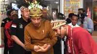 Dirut Yayasan Kitong Bisa, Jouhannes Faidiban, mempresentasikan aplikasi pembangunan berkelanjutan di depan Presiden Joko Widodo (Jokowi). Dok: YKB