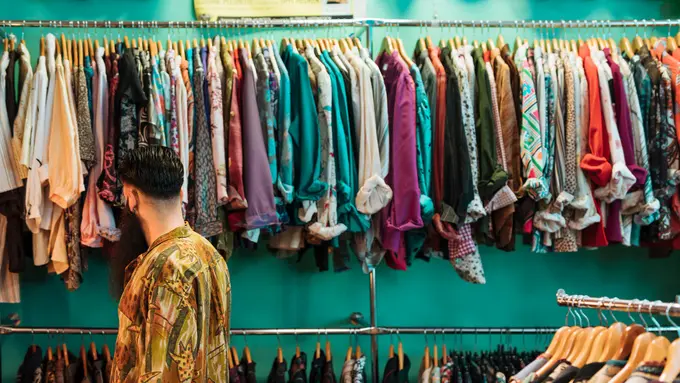 Ilustrasi membeli pakaian bekas