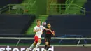Pemain RB Leipzig, Dani Olmo mengontrol bola dari kawalan pemain Atletico Madrid, Koke pada perempat final Liga Champions di stadion Jose Alvalade di Lisbon, Portugal, Kamis, (13/8/2020). RB Leipzig menang tipis 2-1 dan melaju ke semifinal. (Miguel A. Lopes/Pool Photo via AP)