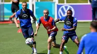 Pemain Inggris Luke Shaw, Phil Foden dan Raheem Sterling berebut bola selama sesi latihan menjelang kompetisi Piala Eropa 2020 di stadion St. George's Park di Burton-upon-Trent  (9/6/2021). Inggris akan bertanding melawan Kroasia pada Grup D Piala Eropa 2020 di Stadion Wembley. (AFP/Justin Tallis)