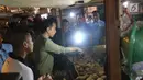 Calon Presiden Nomor Urut 01, Joko Widodo atau Jokowi mengunjungi kios ubi saat melakukan blusukan ke Pasar Cihaurgeulis, Bandung, Minggu (11/11). Dalam kesempatan itu, Jokowi berkeliling di pasar dan menyapa para pedagang. (Liputan6.com/Angga Yuniar)