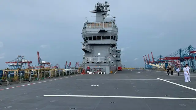 Kapal Angkatan Laut Prancis, LHD Dixmude yang singgah di Pelabuhan Tanjung Priok pada 25-29 Maret 2023 dalam misi Jeanne d'Arc. (Liputan6/Benedikta Miranti)