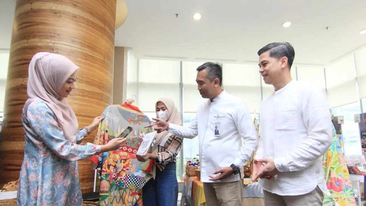Karyawan bertransaksi menggunakan QRIS Muamalat DIN disaksikan oleh Direktur PT Bank Muamalat Indonesia Tbk Karno (kedua kanan) didampingi oleh Sekretaris Perusahaan Bank Muamalat Hayunaji (kanan) dalam kegiatan bazar Ramadan di Muamalat Tower.