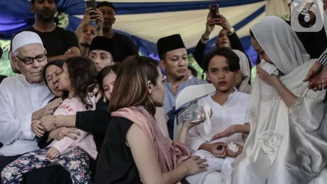 potret haru BCL dan Noah di pemakaman Ashraf