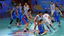 Tim SMA N 116 Jakarta berusaha menerobos pertahanan tim SMA IPH Surabaya saat kompetisi Pop Mie InstaHits Basketball, Senayan, Minggu (17/2/2015). Kompetisi dimenangkan SMA N 116 dengan skor 74-72.(Liputan6.com/Faisal R syam)