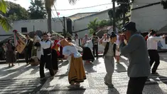 Sejumlah warga menari tarian tradisional khas Funchal, Portugal. Kota ini merupakan tempat bintang Real Madrid, Cristiano Ronaldo, lahir dan dibesarkan. (Bola.com/Reza Khomaini)