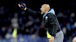 Pelatih Napoli, Luciano Spalletti, memberikan arahan kepada anak asuhnya saat melawan Cremonese pada laga Liga Italia di Stadion Diego Armando Maradona, Minggu (12/2/2023). Kemenangan ini membuat Partenopei terus mendekatkan diri dengan gelar juara. (Alessandro Garofalo/LaPresse via AP)