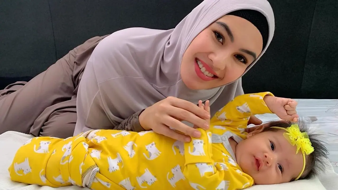 [Fimela] Kartika Putri dan Buah Hati