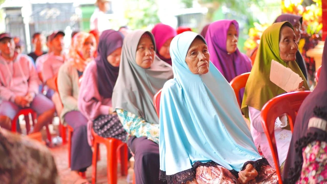 Anggota Komisi XI DPR RI Kaisar Serahkan Alat Penggiling Padi di Cilacap
