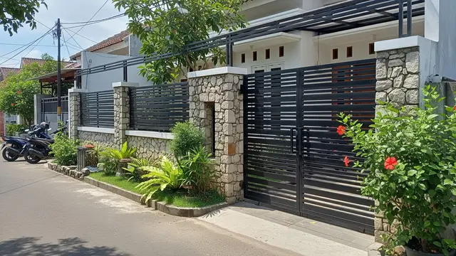 Pagar dengan Kombinasi Batu dan Besi