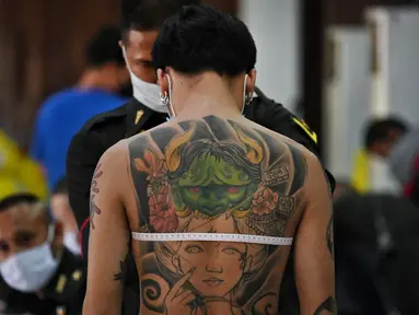 Seorang pria muda menjalani pemeriksaan fisik selama wajib militer tahunan di Bangkok (23/7/2020). (AFP Photo/Lillian Suwanrumpha)
