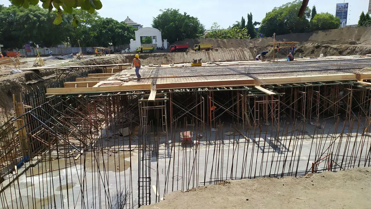 Penampakan pengerjaan bassement proyek revitalisasi Alun-Alun Kejaksan Cirebon
