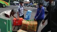 Calon pemudik mengangkat barang bawaan saat akan mudik dari Terminal Kampung Rambutan, Jakarta, Jumat (8/6). Diperkirakan puncak arus mudik terjadi pada H-3 Lebaran. (Liputan6.com/Immanuel Antonius)