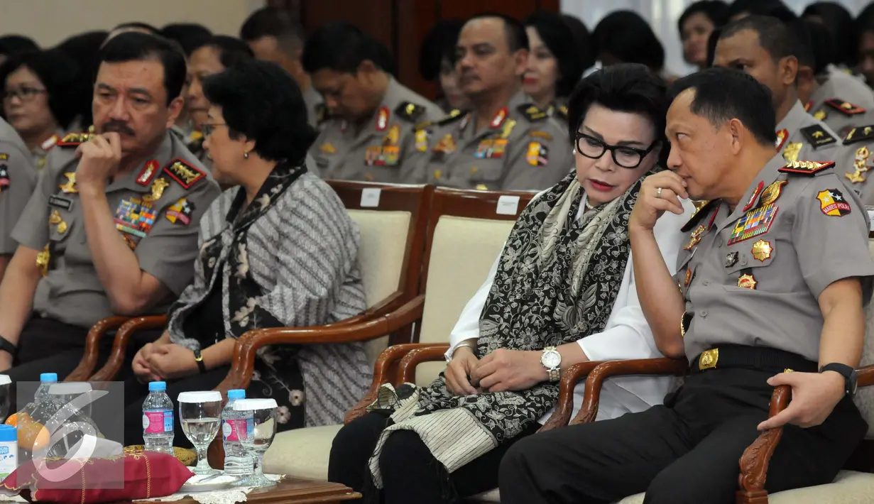 Kapolri Jenderal Pol Tito Karnavian berbincang dengan Wakil Ketua Komisi Pemberantasan Korupsi (KPK) Basaria Panjaitan (kiri) menghadiri syukuran HUT Polwan ke-68 di Mabes Polri, Jakarta, Kamis (1/9). (Liputan6.com/Helmi Afandi)