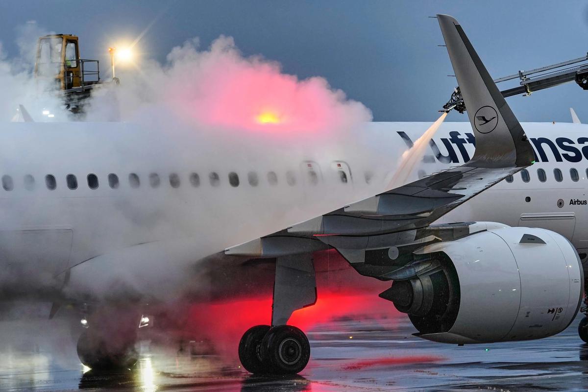 FOTO: Pesawat Dideicing di Tengah Suhu Ekstrem Frankfurt Jerman