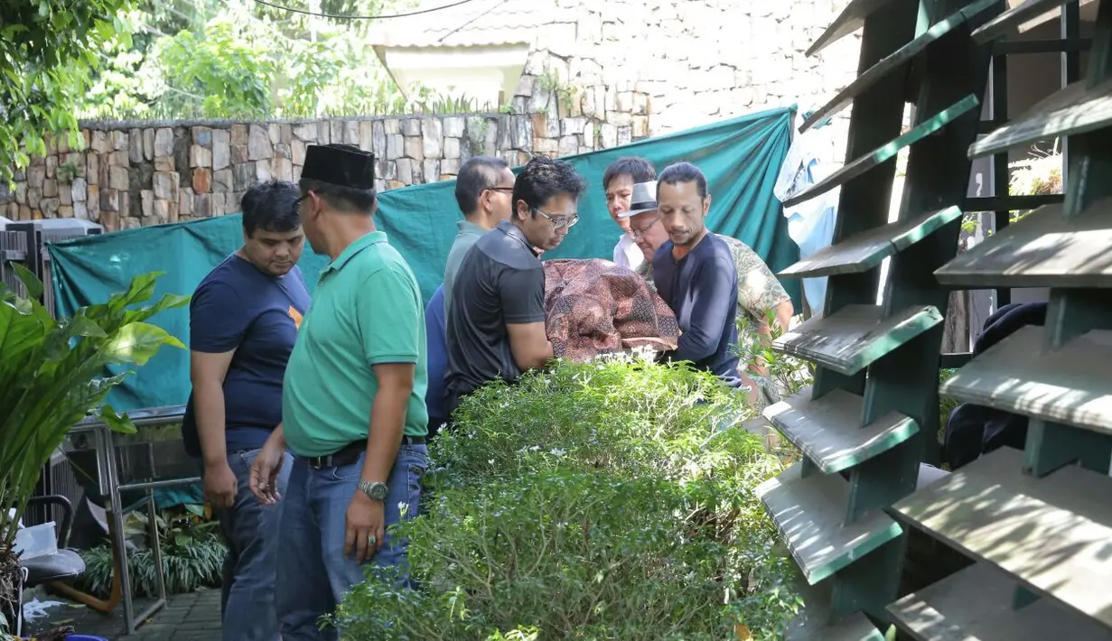 Jenazah Dika setelah dimandikan dan digotong untuk dikafani. Dika diketahui meninggal dunia saat sedang tertidur. Ibunya yang akan memberikan makan, namun Dika tak lagi ada reaksi. (Deki Prayoga/Bintang.com)
