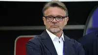 Pelatih kepala Vietnam, Philippe Troussier terlihat saat laga Grup D Piala Asia 2023 melawan Jepang di Al Thumama Stadium, Qatar, Minggu (14/01/2024). (AP Photo/Thanassis Stavrakis)