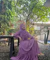 Tampil anggung dengan ruffle dress, hijab Meisya pun dibentuk bergelombang. Volume dari dress dan hijabnya menghadirkan kesan tersendiri yang membuat semakin memesona dengan gayanya. [Foto: Instagram/meisya_siregar]