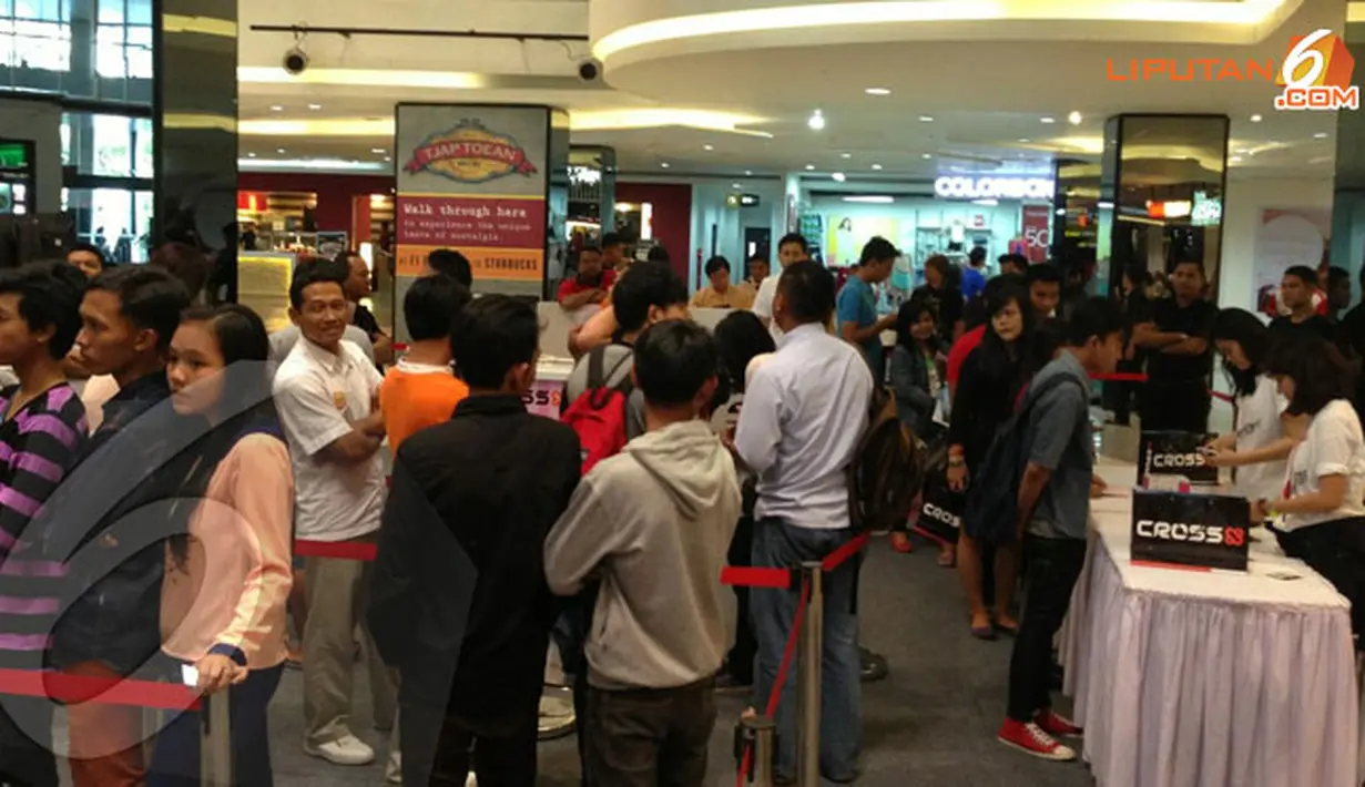 Antrian calon konsumen di acara peluncuran smartphone A7S Hello Kitty yang berlangsung Jumat (23/8/2013), di FX Plaza, Jakarta. Di acara itu Cross menyediakan 500 unit A7S Hello Kitty yang akan dijual dengan harga khusus.