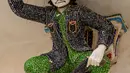 Patung tokoh revolusioner Argentina Ernesto Che Guevara terlihat di Kuil Buddha Wat Pariwat atau Kuil David Beckham di Bangkok, Thailand, Selasa (14/7/2020). Kuil David Beckham dihiasi dengan patung-patung superhero, karakter komik, makhluk mitos dan imajiner, serta tokoh dunia. (Mladen ANTONOV/AFP)