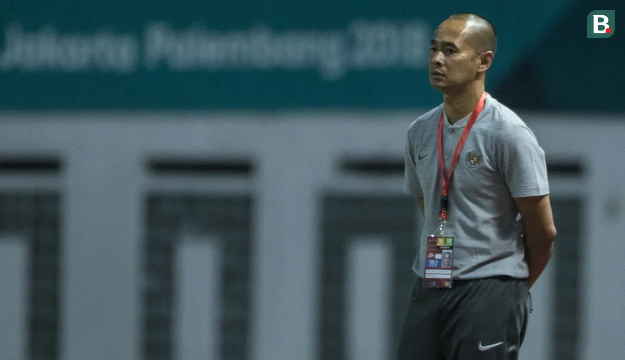 Pelatih Timnas Indonesia, Kurniawan Dwi Yulianto, mengamati anak asuhnya saat melawan Mauritius pada laga uji coba di Stadion Wibawa Mukti, Jawa Barat, Selasa (11/9/2018). Indonesia menang 1-0 atas Mauritius. (Bola.com/Vitalis Yogi Trisna)