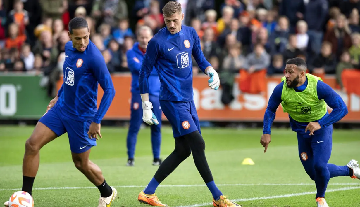 Penjaga gawang Belanda Andries Noppert (tengah) menjalani sesi latihan bersama rekan satu timnya jelang tampil pada UEFA Nations League di Kampus KNVB di Zeist, Belanda, 19 September 2022. Belanda akan menghadapi Polandia dan Belgia pada pertandingan UEFA Nations League. (Olaf KRAAK/ANP/AFP)